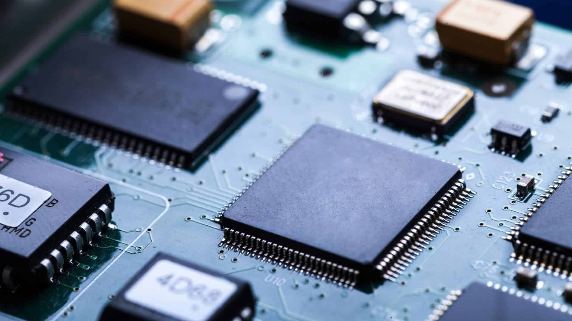 Intel blames Qualcomm for failed modern chip business